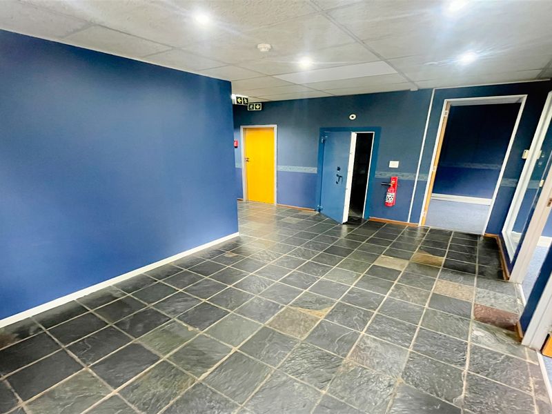 Office space to let in Houghton Estate - Photo 6