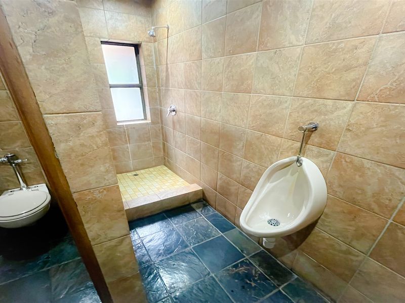 Office space to let in Houghton Estate - Photo 10