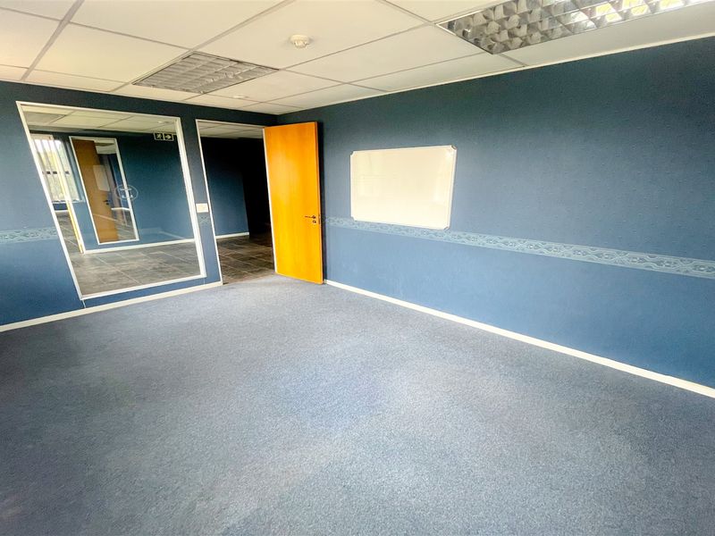 Office space to let in Houghton Estate - Photo 7