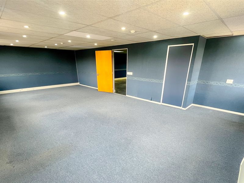 Office space to let in Houghton Estate - Photo 9