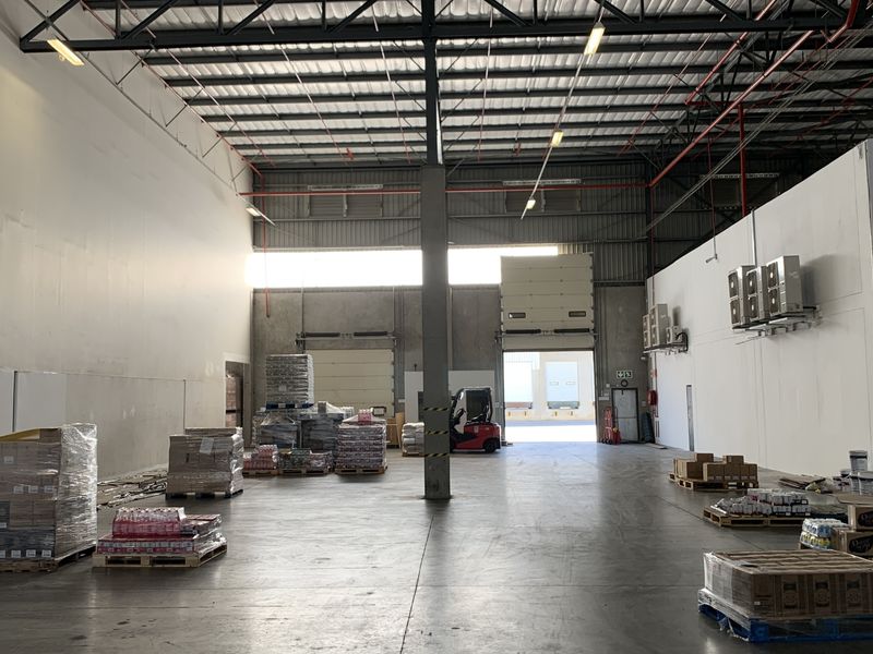 Warehouse to let in Pomona - Photo 4
