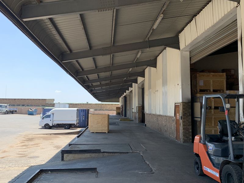 Warehouse to let in Pomona - Photo 8