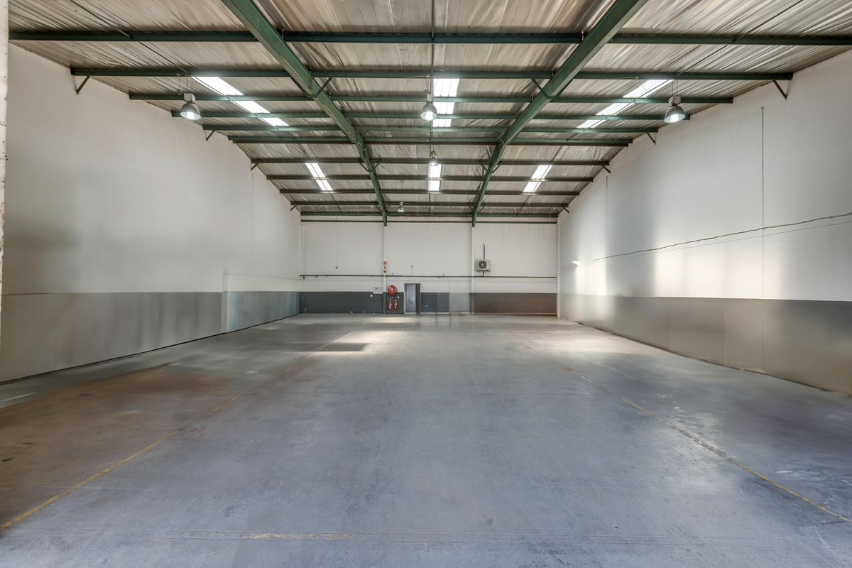 Warehouse to let in Pomona - Photo 4