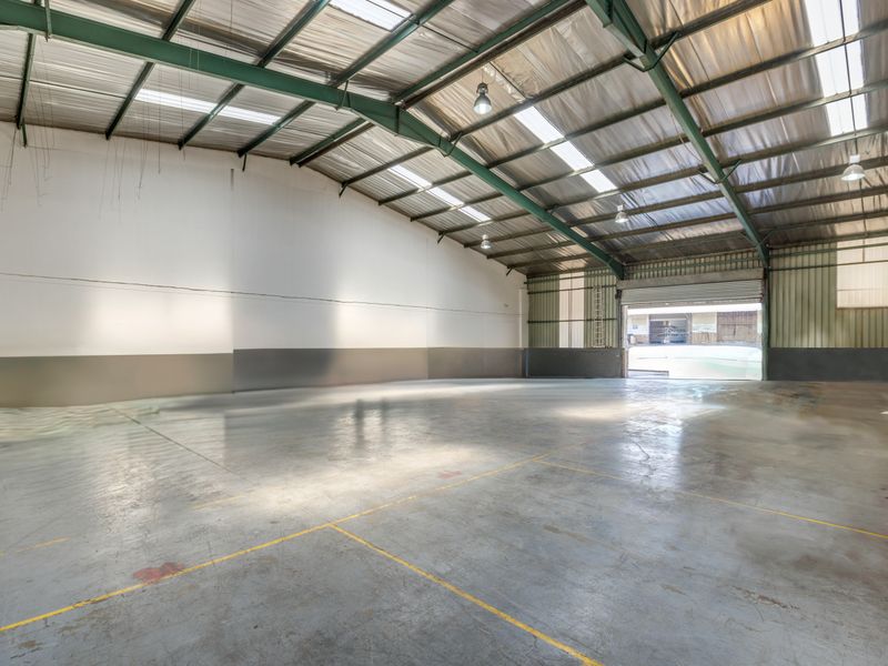 Warehouse to let in Pomona - Photo 2