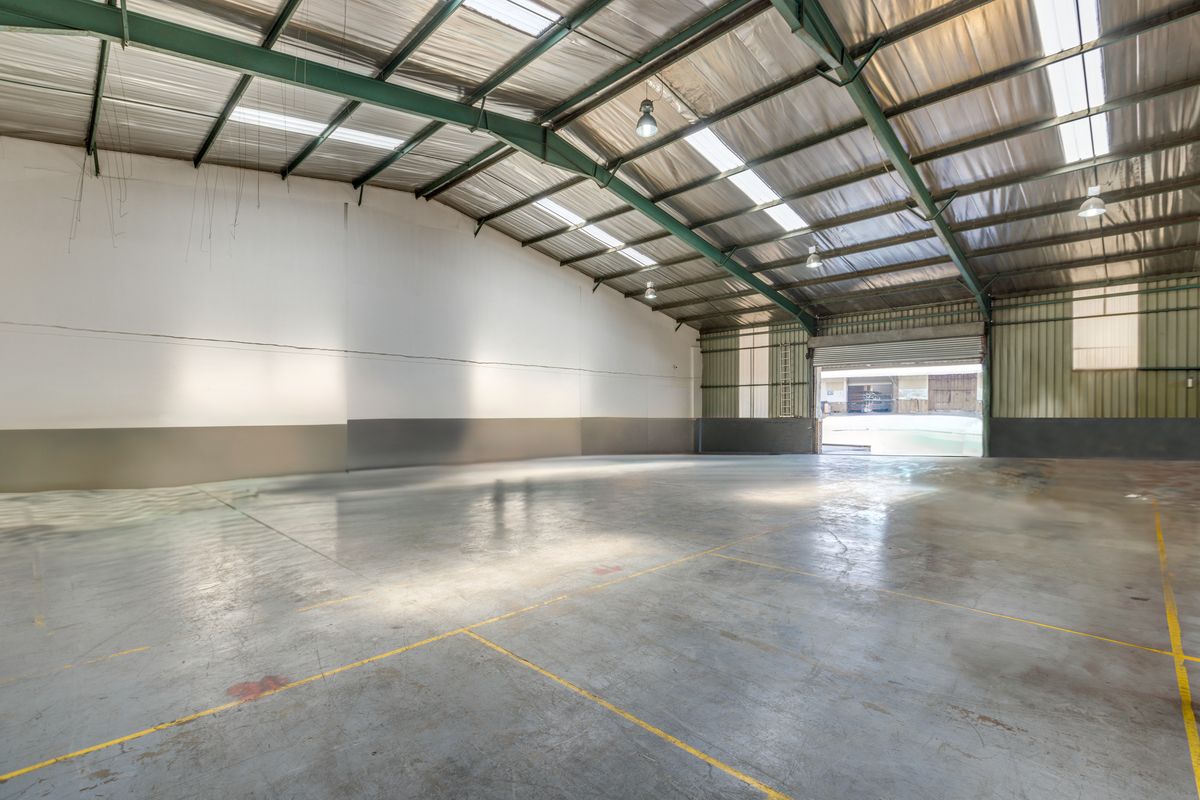 Warehouse to let in Pomona - Photo 2