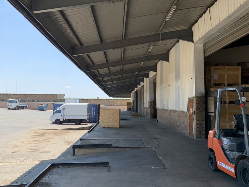 Warehouse to let in Pomona - Photo 3