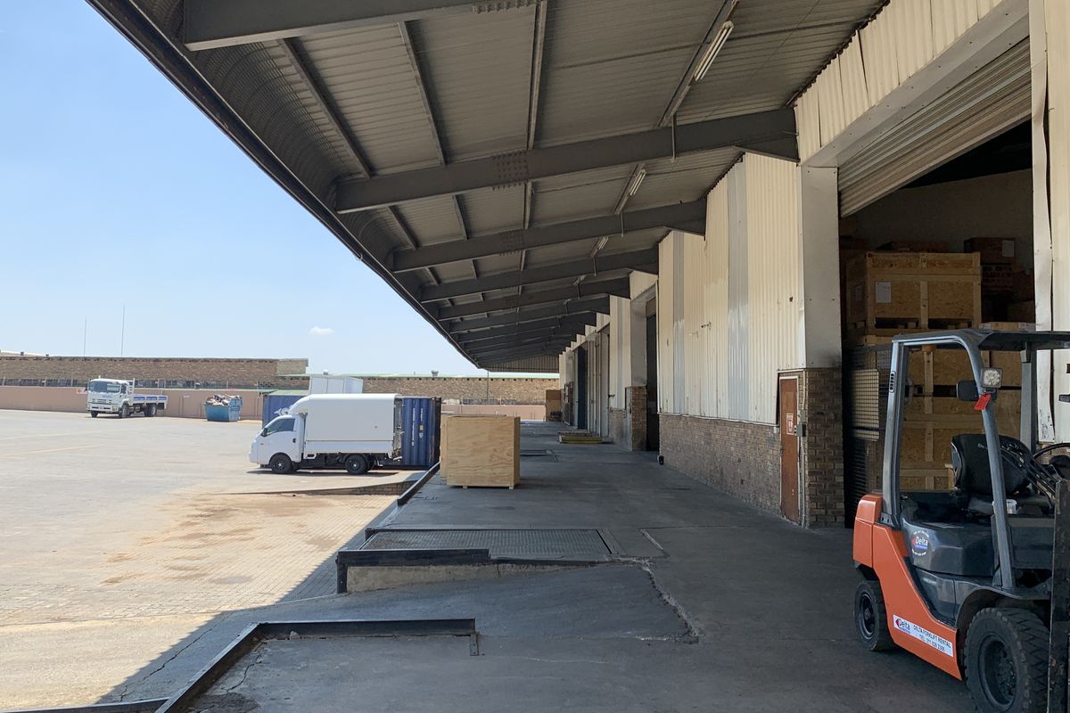 Warehouse to let in Pomona - Photo 3