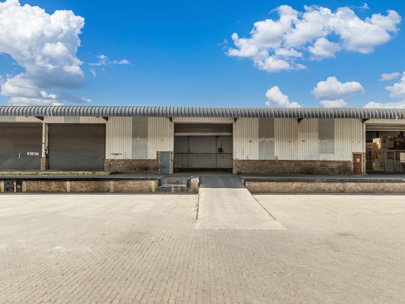 Warehouse to let in Pomona - Photo 5