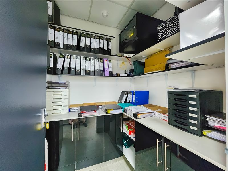 Modern Open Plan Office to Let in Dainfern Square - Photo 9