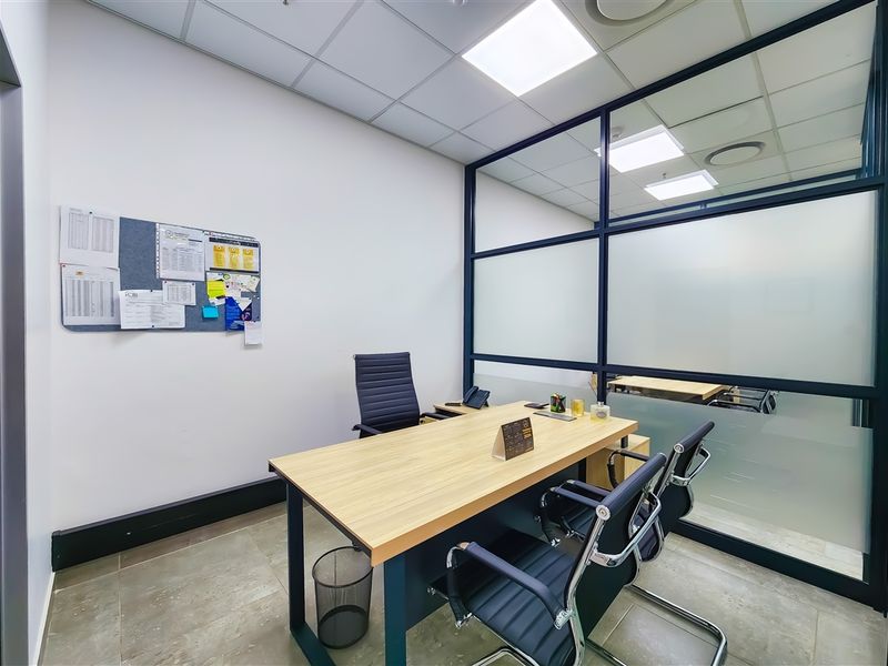 Modern Open Plan Office to Let in Dainfern Square - Photo 8