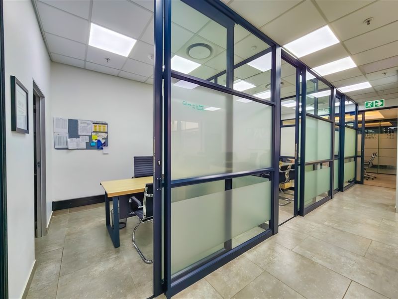 Modern Open Plan Office to Let in Dainfern Square - Photo 5