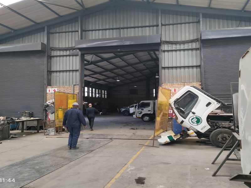 2728m2  Warehouse  - TO LEASE or for SALE - Photo 7