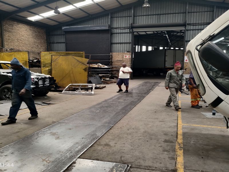 2728m2  Warehouse  - TO LEASE or for SALE - Photo 8
