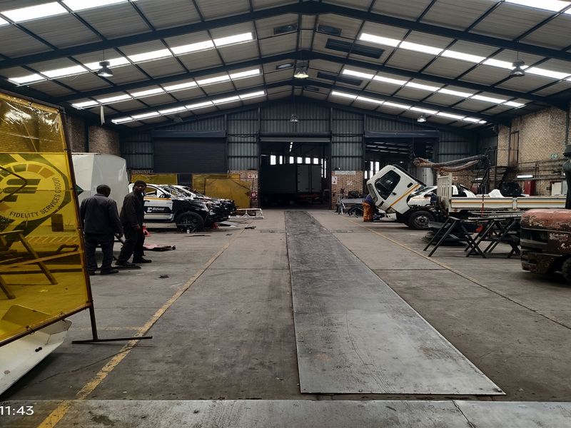 2728m2  Warehouse  - TO LEASE or for SALE - Photo 5