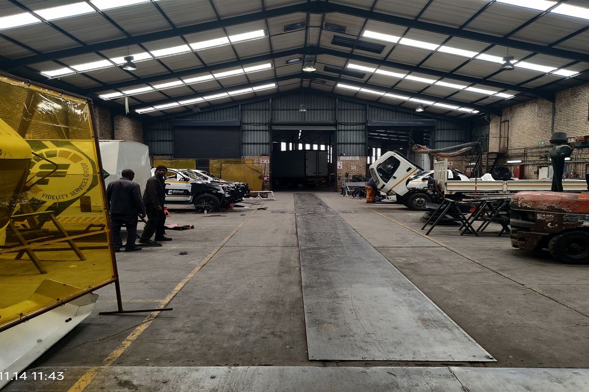 2728m2  Warehouse  - TO LEASE or for SALE - Photo 5