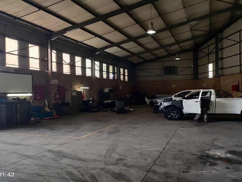 2728m2  Warehouse  - TO LEASE or for SALE - Photo 2