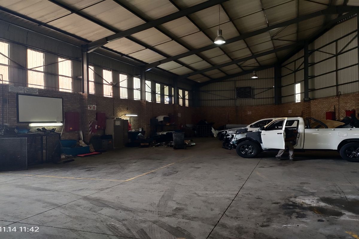 2728m2  Warehouse  - TO LEASE or for SALE - Photo 2