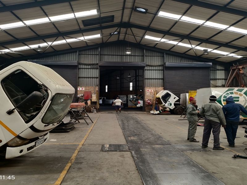 2728m2  Warehouse  - TO LEASE or for SALE - Photo 10
