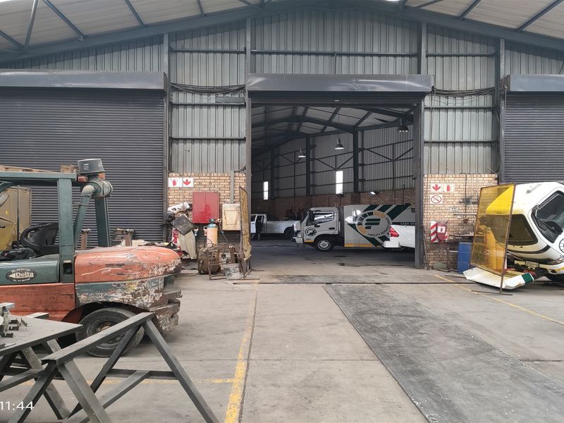 2728m2  Warehouse  - TO LEASE or for SALE - Photo 6