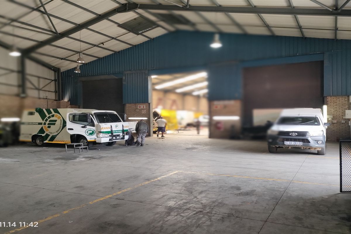 2728m2  Warehouse  - TO LEASE or for SALE - Photo 4