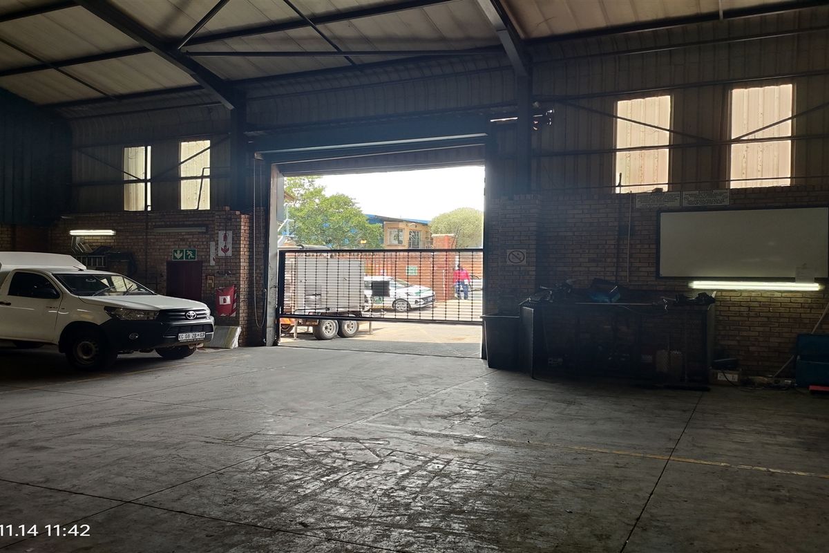 2728m2  Warehouse  - TO LEASE or for SALE - Photo 3