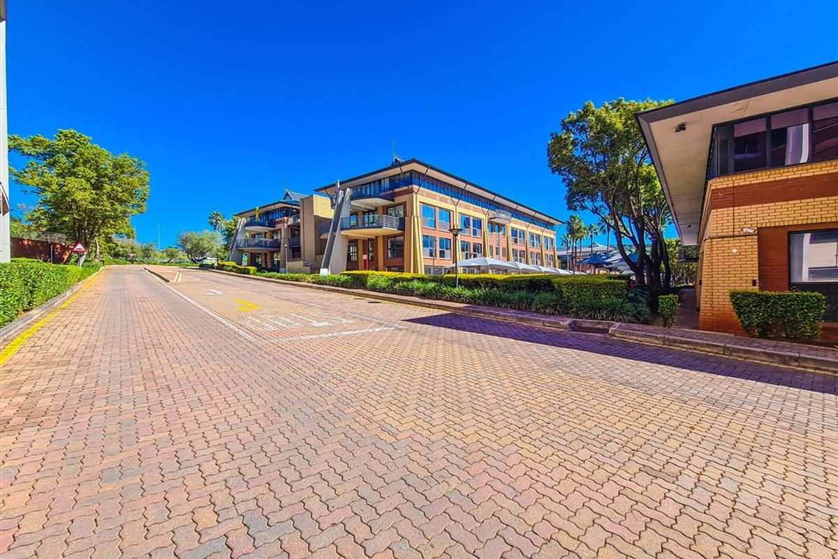 595m2 Modern Office to Let in Constantia Office Park - Photo 3