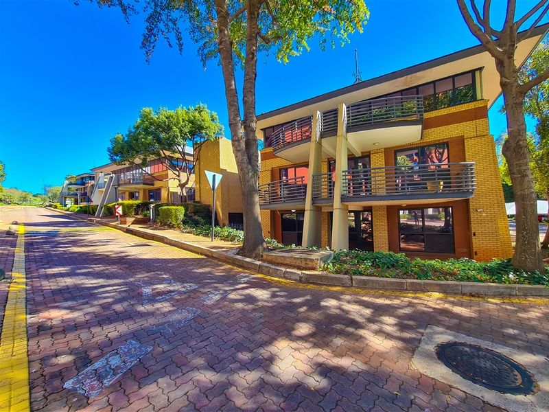 595m2 Modern Office to Let in Constantia Office Park - Photo 2