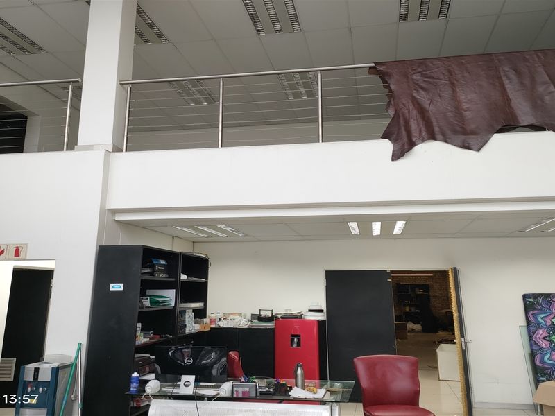 531m2  Warehouse  - TO LEASE OR FOR SALE R7 830 000.00 plus vat - Photo 8