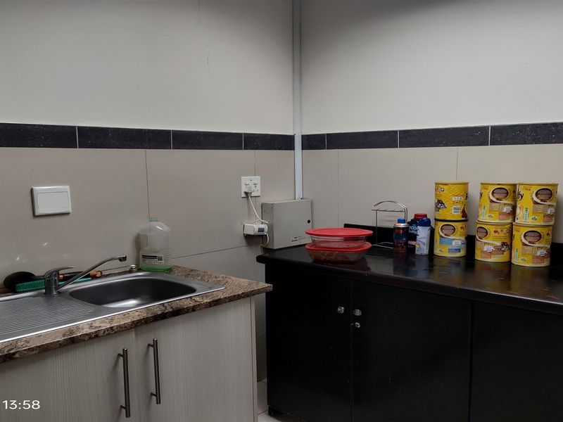 531m2  Warehouse  - TO LEASE OR FOR SALE R7 830 000.00 plus vat - Photo 9