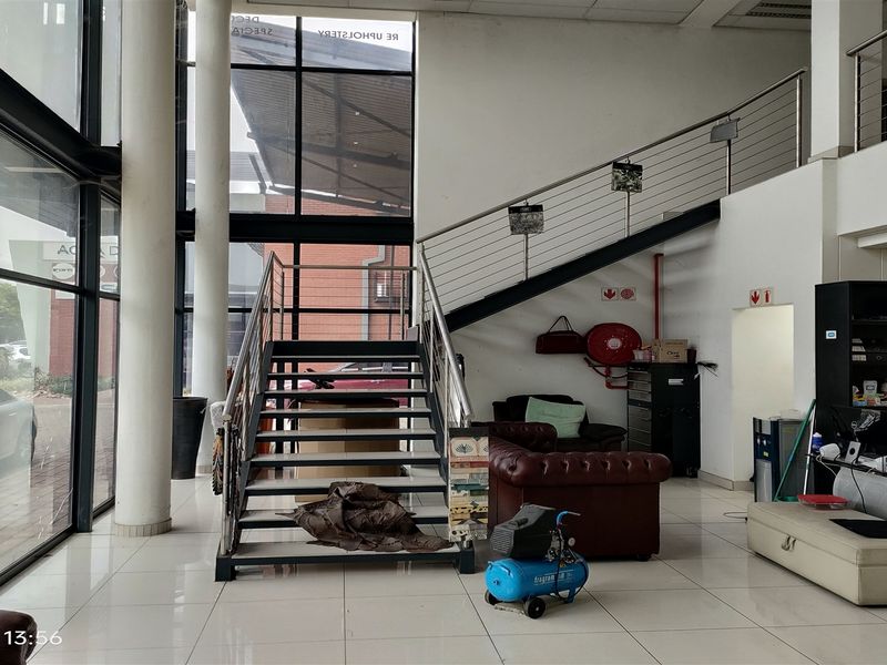 531m2  Warehouse  - TO LEASE OR FOR SALE R7 830 000.00 plus vat - Photo 3