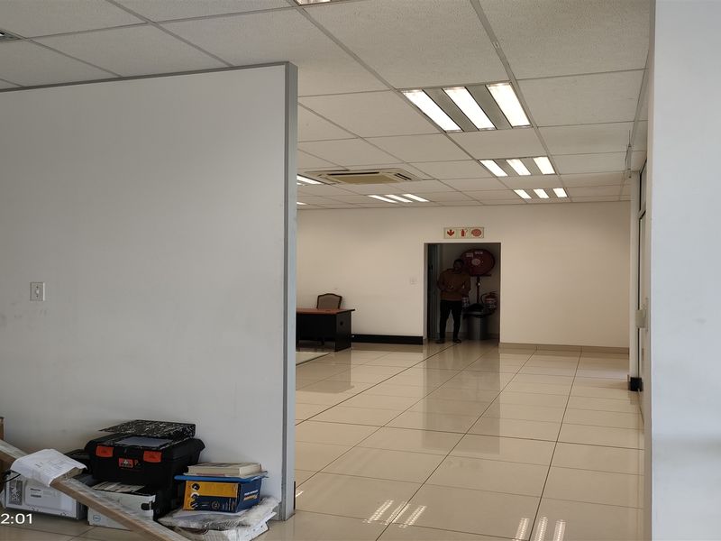 1345m2  Warehouse  - TO LEASE or FOR SALE R13 450 000,00 plus vat - Photo 9