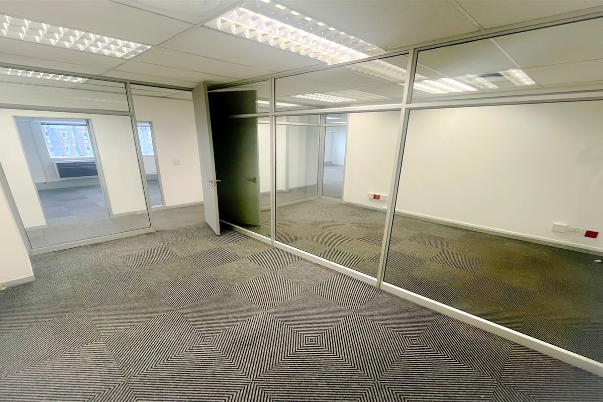 Office space to let in Parktown North/Rosebank - Photo 3