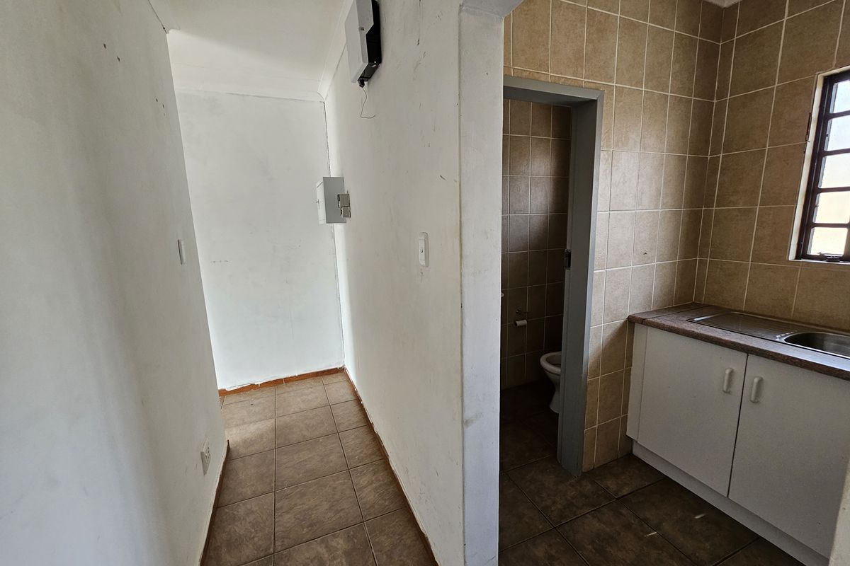 TO LET - Small office /showroom - Photo 5