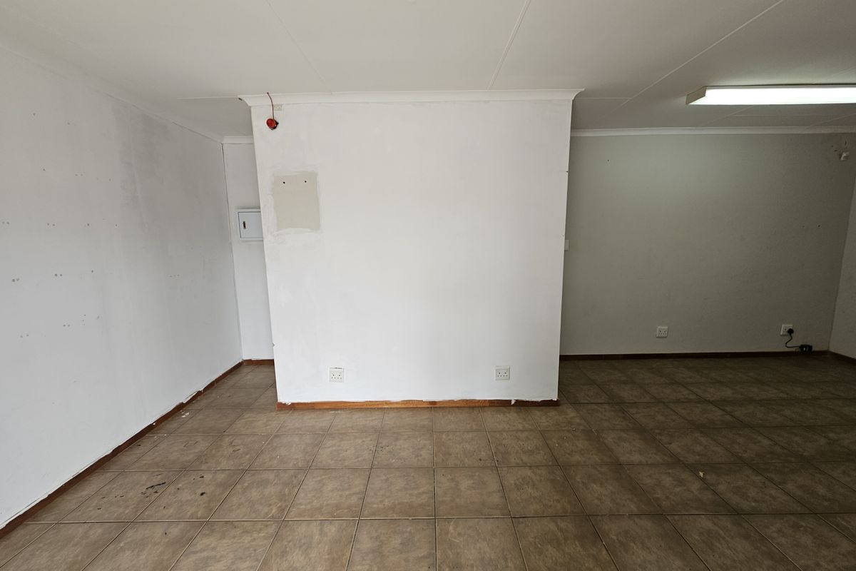 TO LET - Small office /showroom - Photo 3