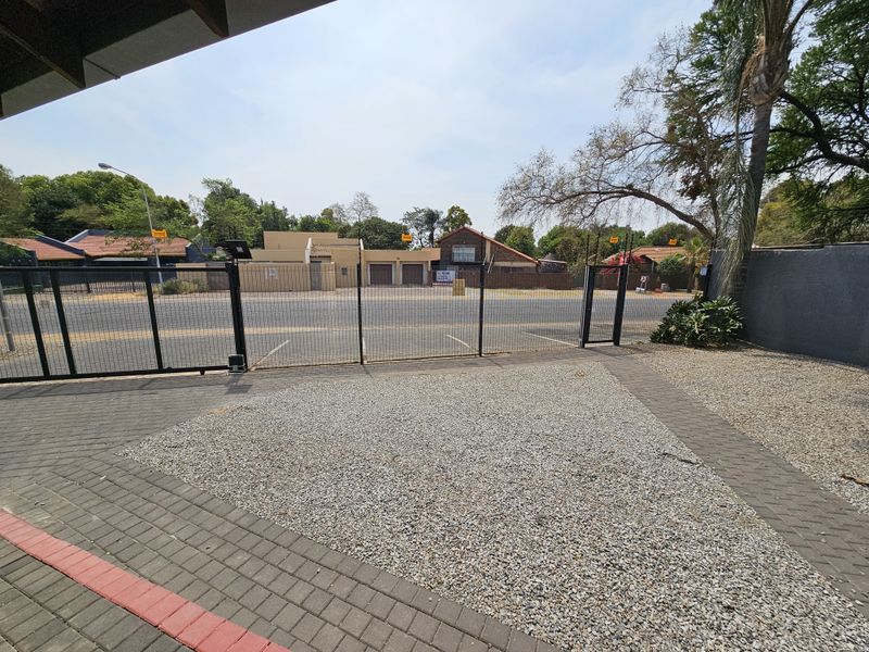 TO LET - Small office /showroom - Photo 2