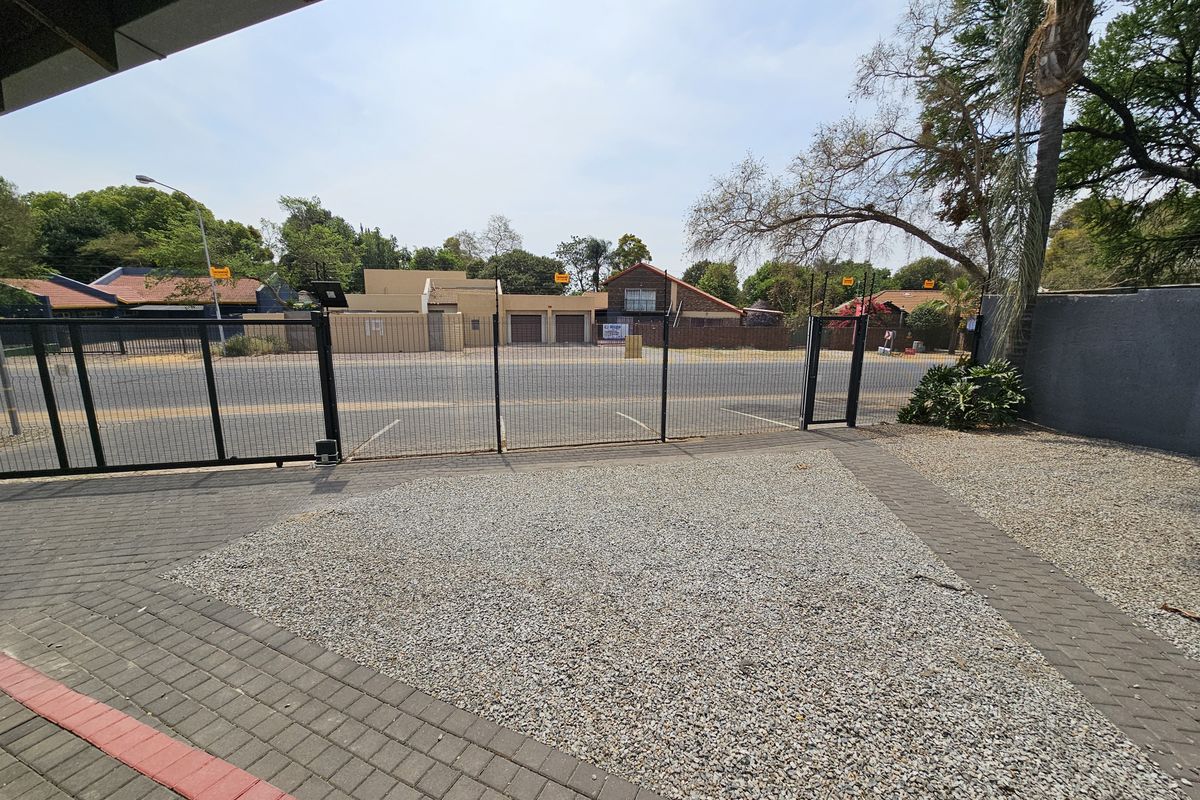 TO LET - Small office /showroom - Photo 2