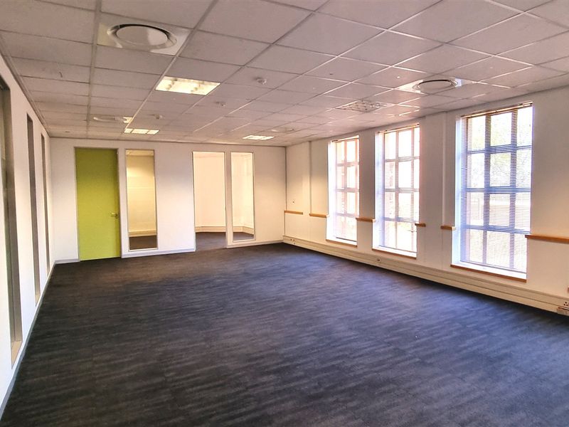 Office space to let on the Ground floor in The Campus - Photo 8