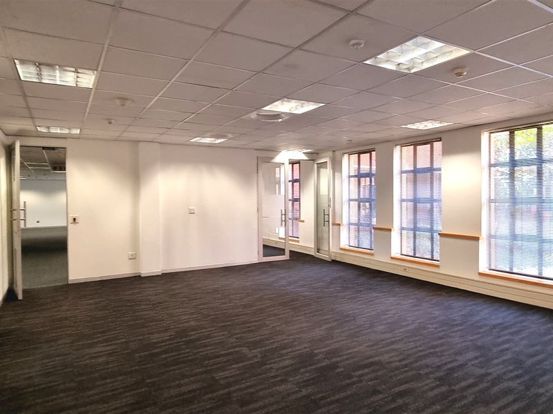 Office space to let on the Ground floor in The Campus - Photo 6