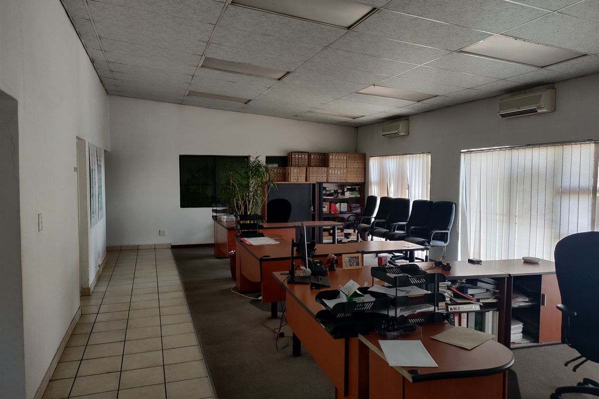 945m2  Warehouse  - FOR SALE - Photo 3