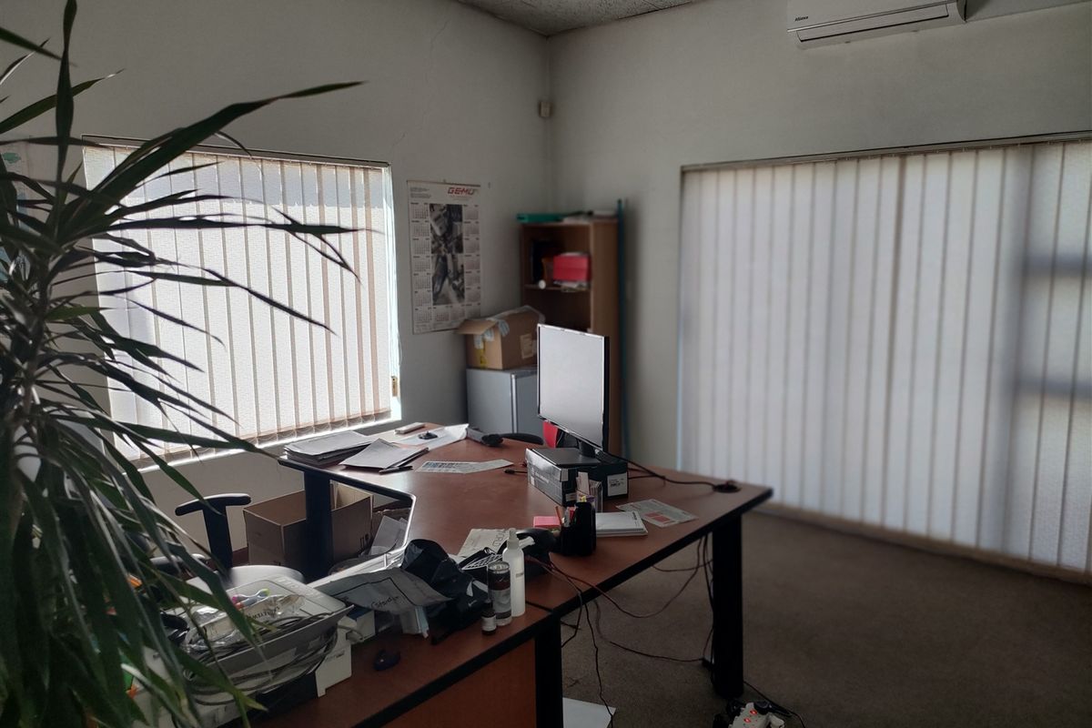 945m2  Warehouse  - FOR SALE - Photo 4