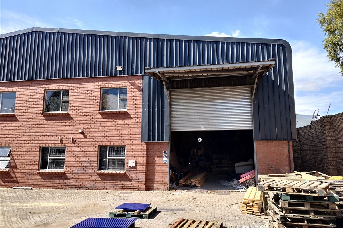 1608m2  Warehouse  - TO LEASE - Photo 3