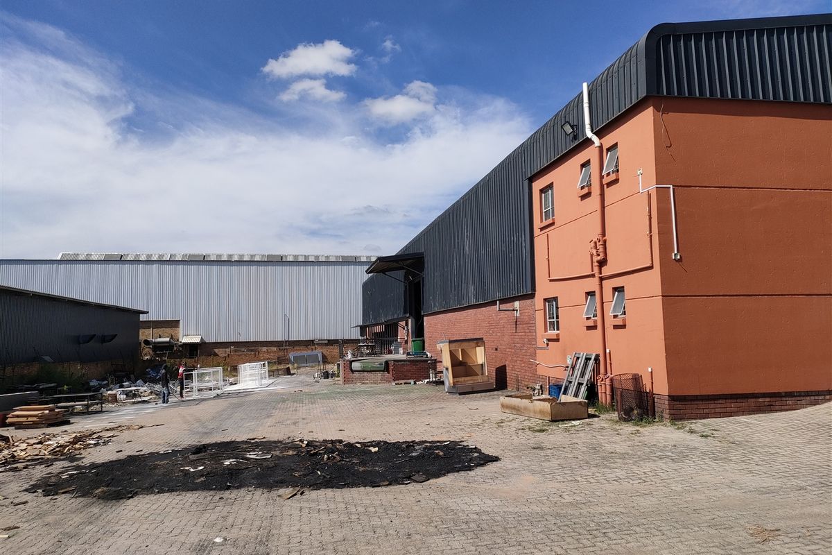 1608m2  Warehouse  - TO LEASE - Photo 4