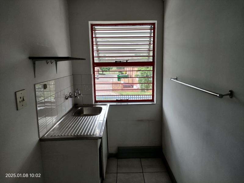 995m2  Warehouse  - TO LEASE - Photo 8