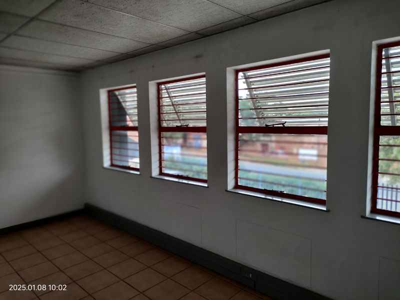 995m2  Warehouse  - TO LEASE - Photo 7