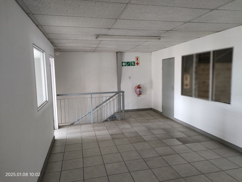 995m2  Warehouse  - TO LEASE - Photo 6