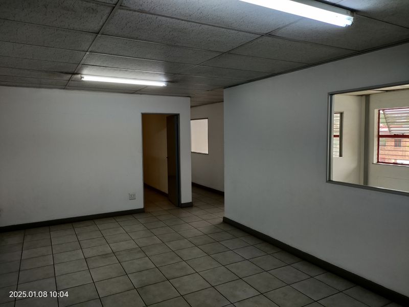 995m2  Warehouse  - TO LEASE - Photo 9