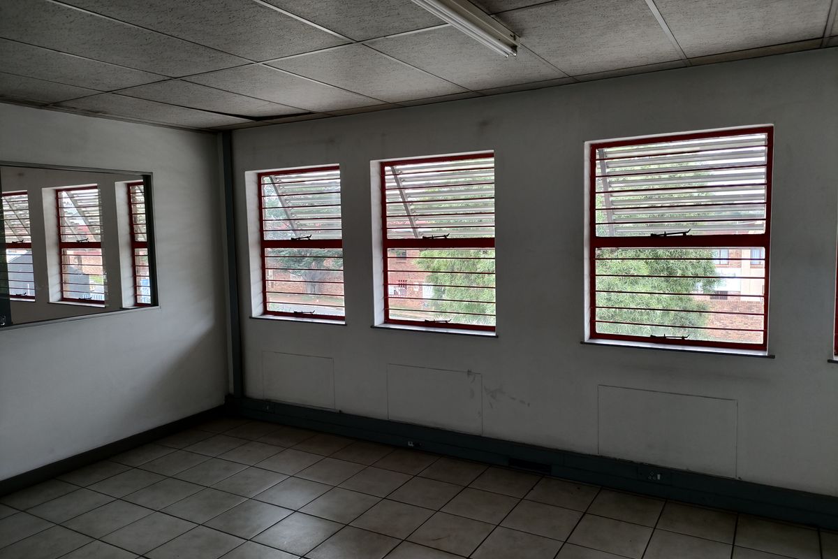 995m2  Warehouse  - TO LEASE - Photo 2