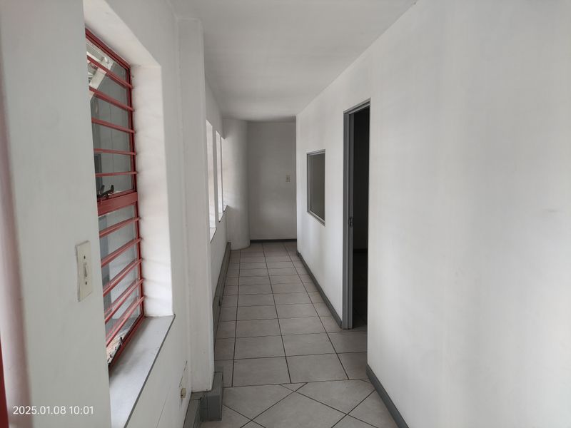 995m2  Warehouse  - TO LEASE - Photo 3