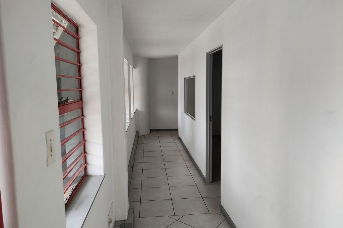 995m2  Warehouse  - TO LEASE - Photo 3