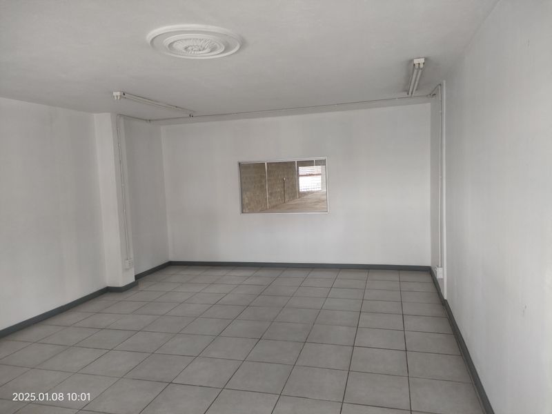 995m2  Warehouse  - TO LEASE - Photo 4